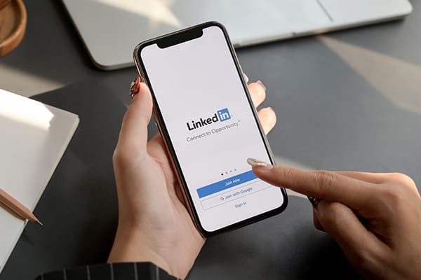 Te ofrecemos estrategias para mejorar tu posicionamiento en LinkedIn y te contamos algunas de las tendencias actuales de esta red social.